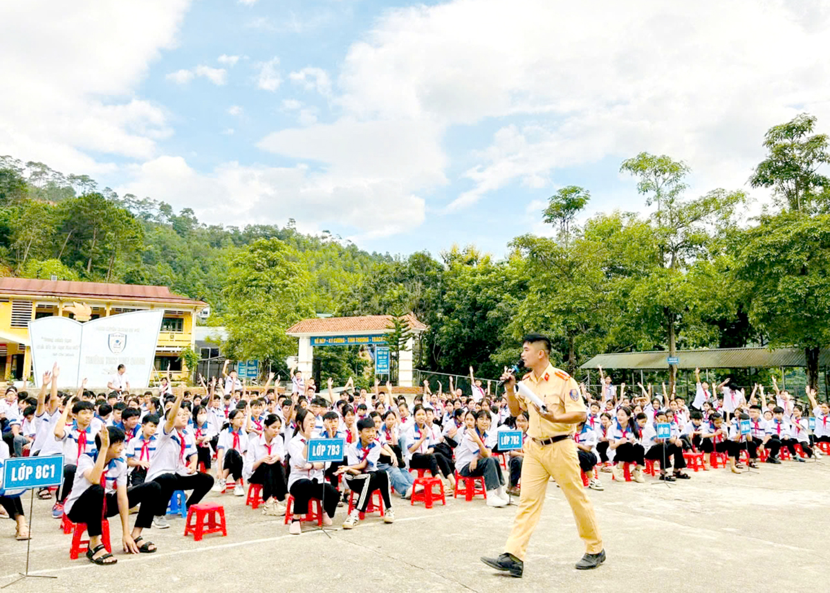 Lực lượng Cảnh sát giao thông huyện Hoàng Su Phì tuyên truyền ATGT cho học sinh.
