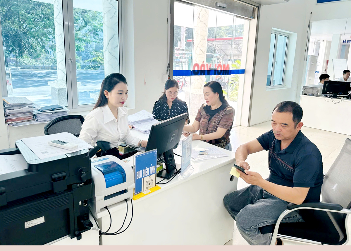 People do administrative procedures at the Provincial Public Administration Centre.