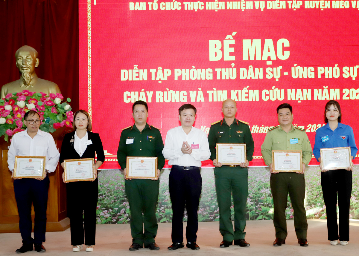 Lãnh đạo UBND huyện tặng Giấy khen cho các tập thể, cá nhân có thành tích xuất sắc tham gia cuộc diễn tập.