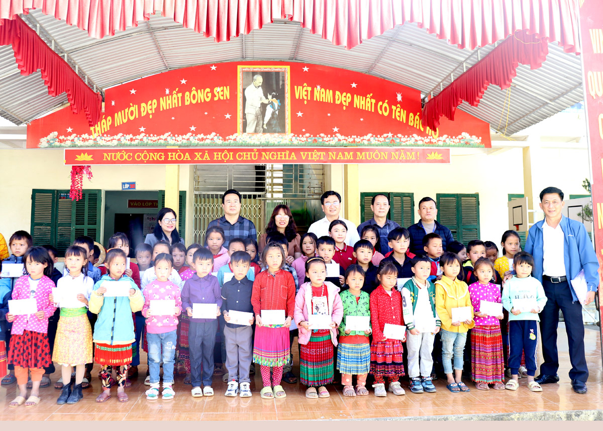 Lãnh đạo Báo Đồng Nai và Báo Hà Giang tặng quà các em học sinh trường PTDT Bán trú Tiểu học Ma Lé, xã Má Lé (Đồng Văn)