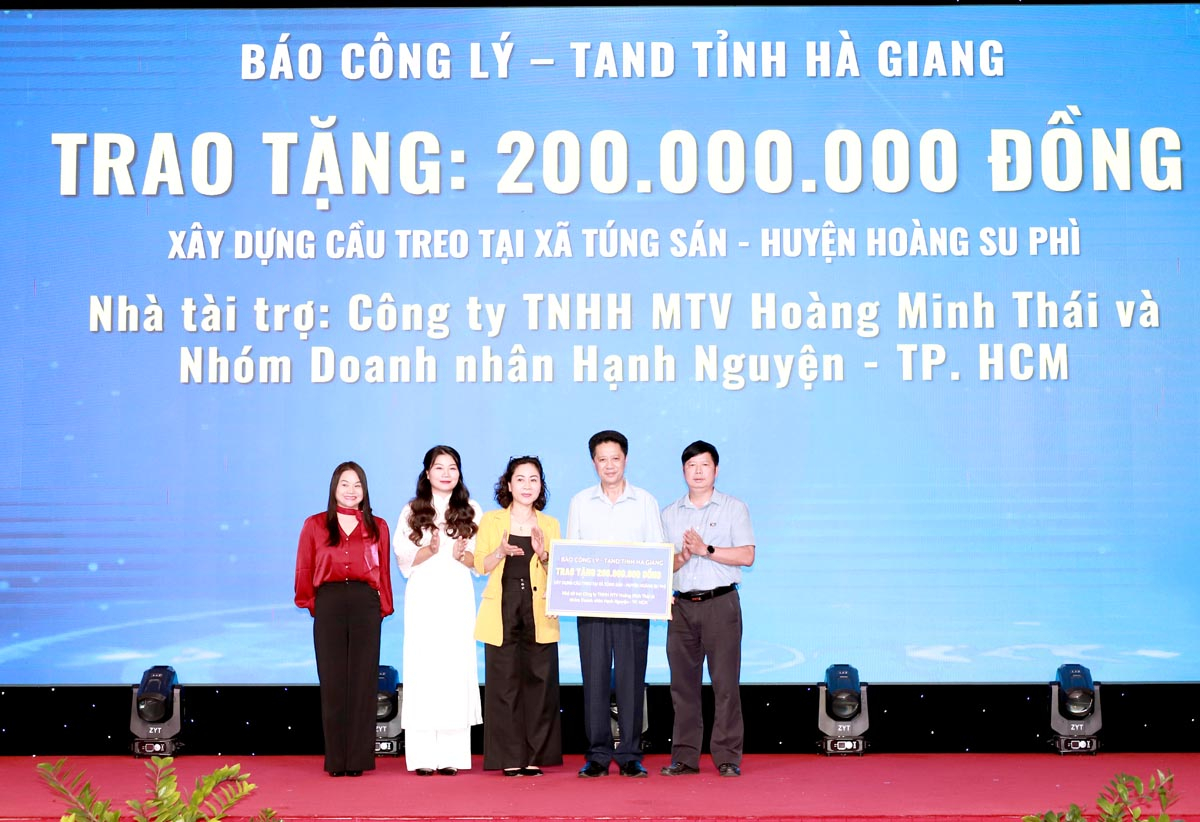 Báo Công lý và Tòa án Nhân dân tỉnh cùng các nhà tài trợ ủng hộ số tiền 200 triệu đồng hỗ trợ xây dựng cầu dân sinh nối thôn Tả Chải với thôn Tống Quá Lìn, xã Túng Sán, huyện Hoàng Su Phì.