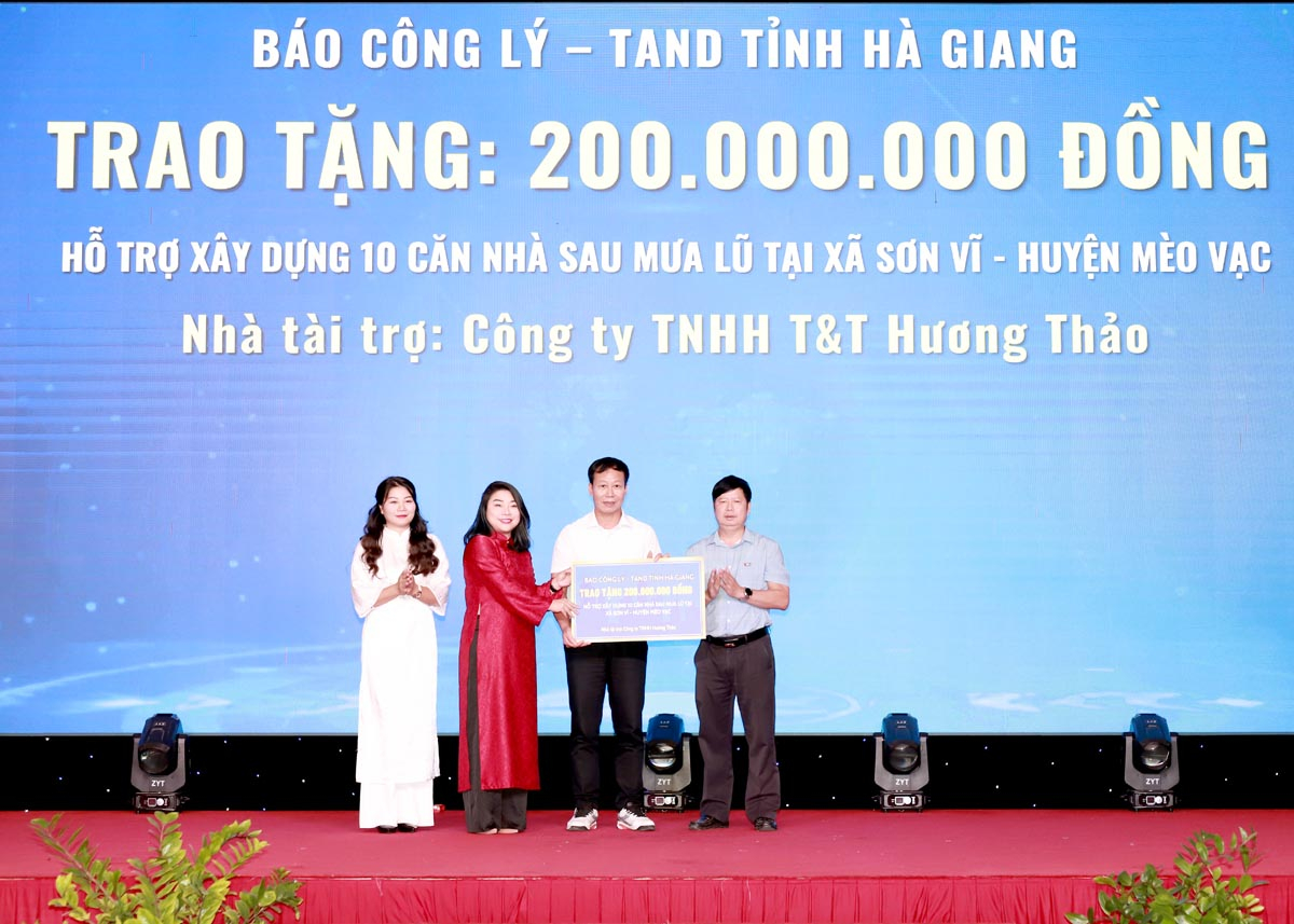 Báo Công lý và Tòa án Nhân dân tỉnh cùng các nhà tài trợ ủng hộ số tiền 200 triệu đồng hỗ trợ xây dựng 10 căn nhà sau mưa lũ tại xã Sơn Vĩ, huyện Mèo Vạc.