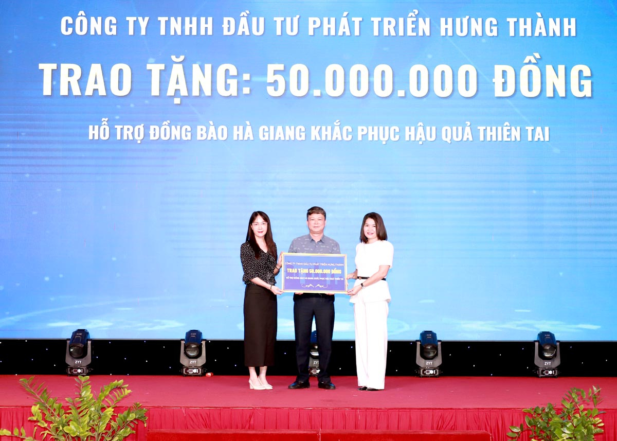 Công ty TNHH Đầu tư phát triển Hưng Thành trao 50 triệu hỗ trợ đồng bào Hà Giang khắc phục hậu quả thiên tai.