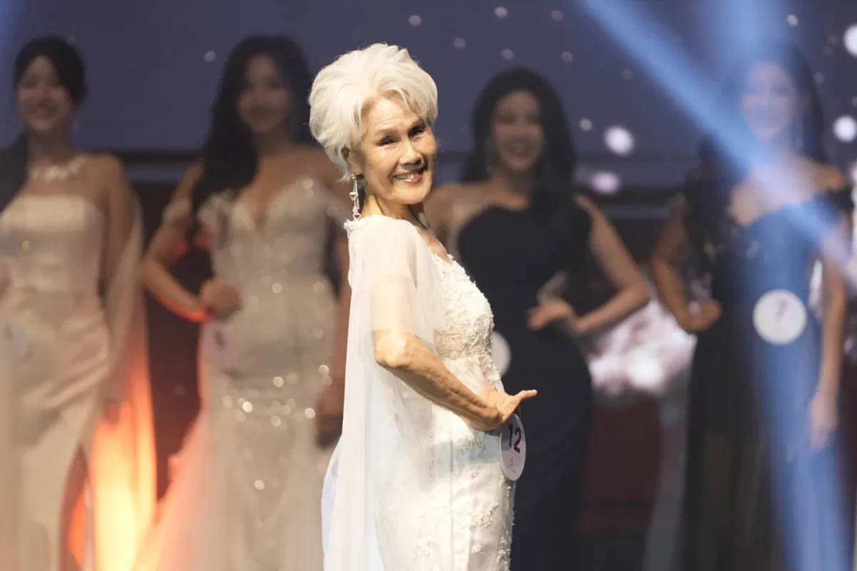 Phần thi dạ hội của Choi Soon Hwa tại đêm chung kết Miss Universe Hàn 