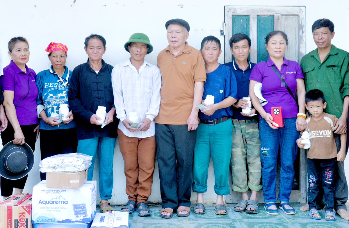 Nhóm Nhân ái Hà Giang trao tiền mặt và tặng quà cho các hộ dân bị mất nhà hoàn toàn tại thôn Đồng Tâm, xã Yên Thành (Quang Bình).
