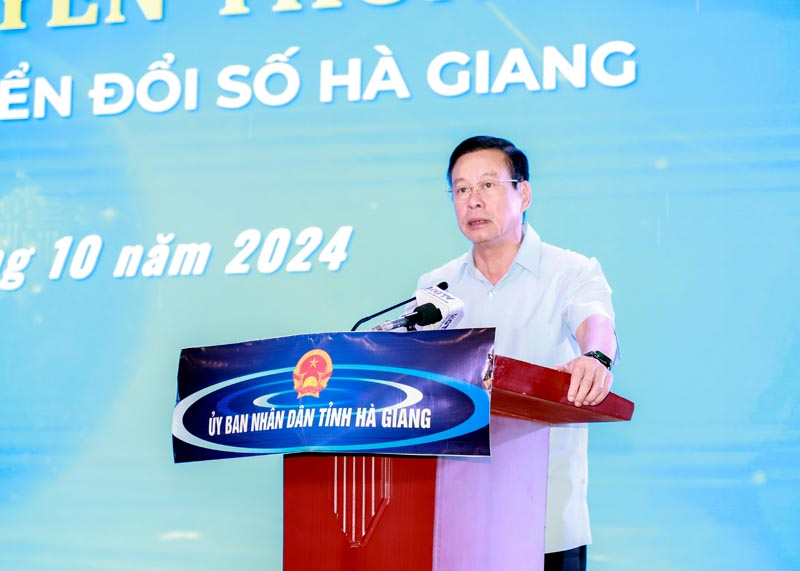 Ha Giang Chairman Nguyen Van Son speaks at the event.