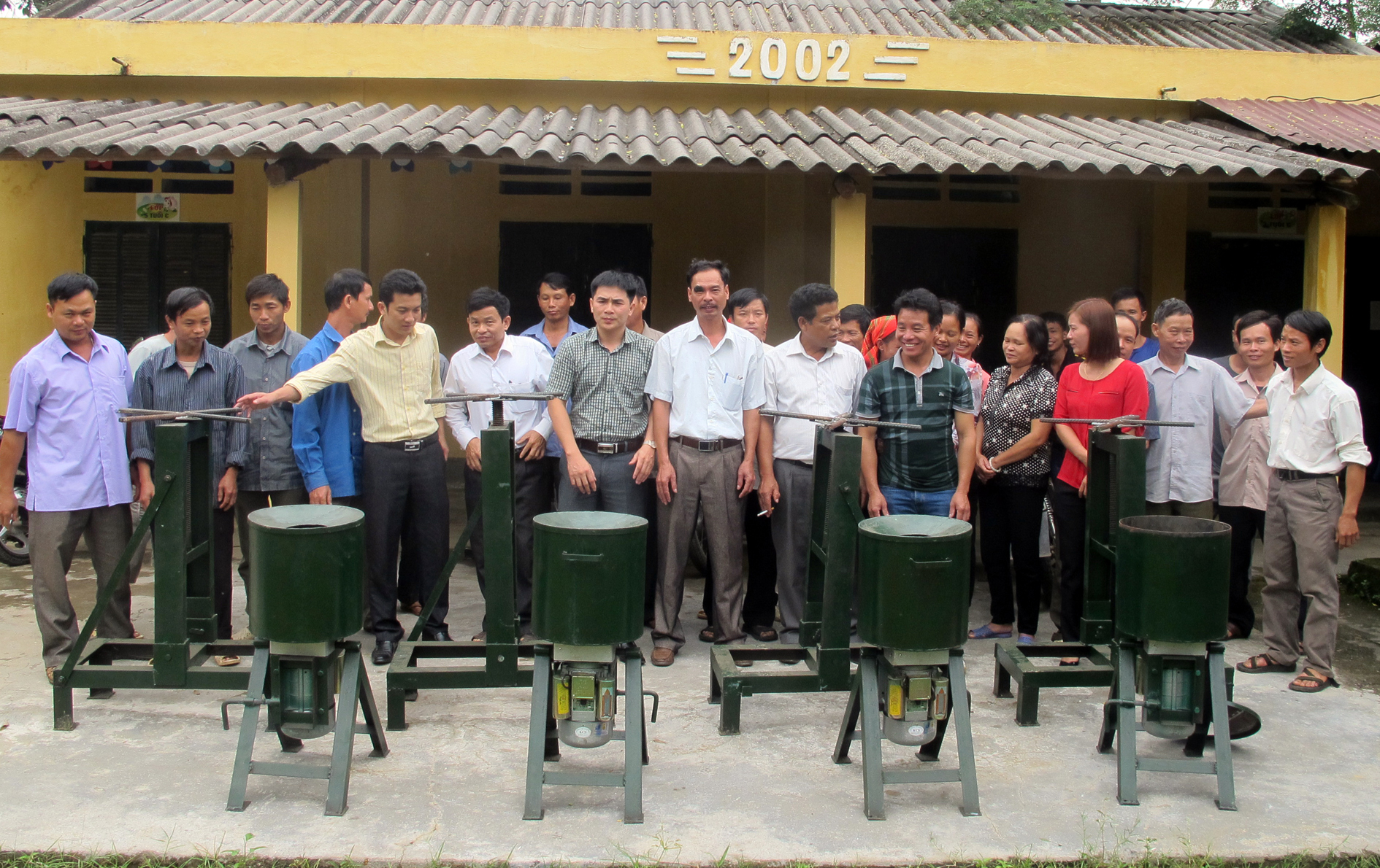 Lãnh đạo Trung tâm bàn giao máy móc từ nguồn khuyến công cho các nông dân.