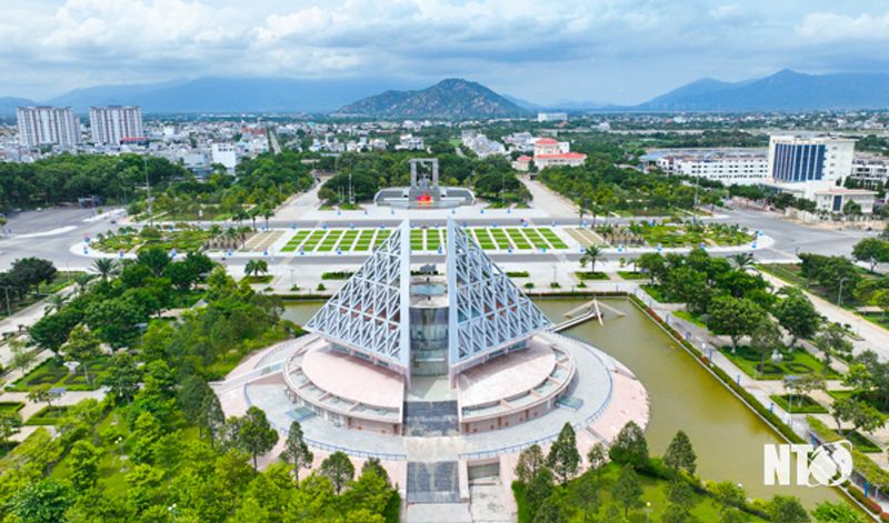 Khu vực Quảng trường 16 Tháng 4 (Tp.Phan Rang-Tháp Chàm) - Trung tâm chính trị, kinh tế, văn hóa của tỉnh Ninh Thuận.  