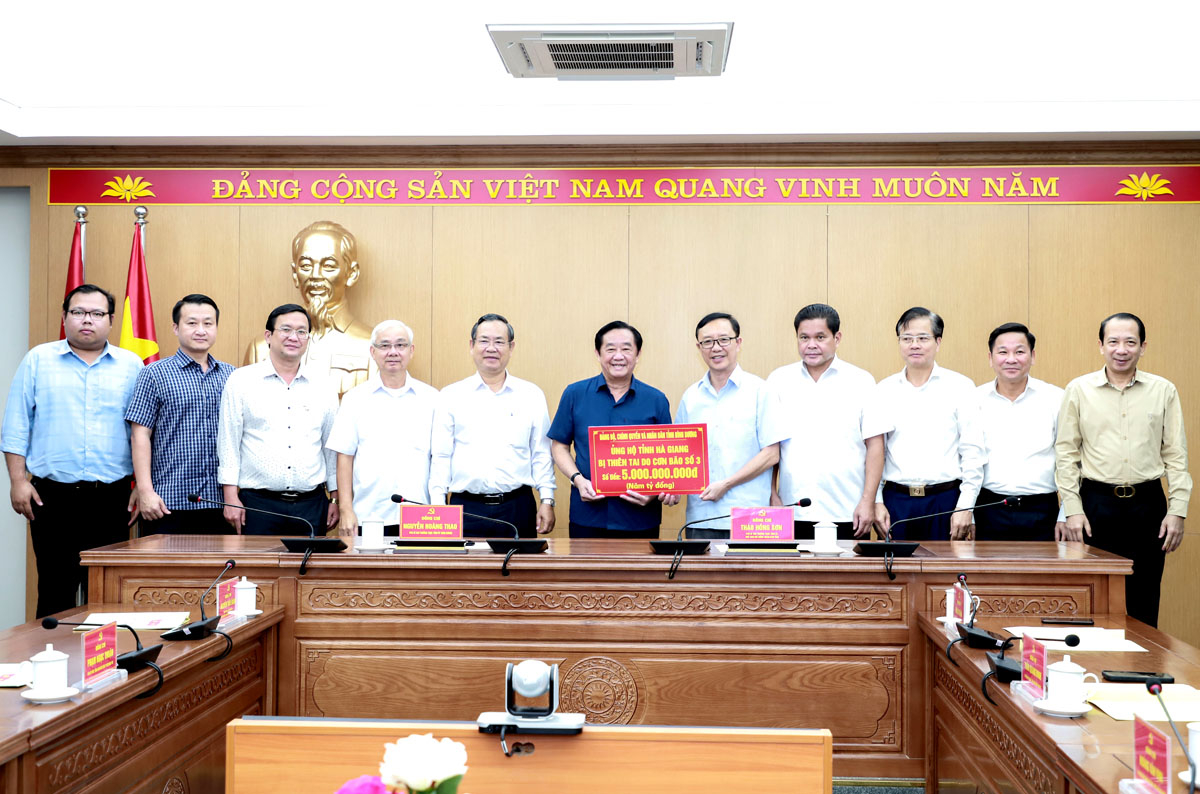 Ha Giang Deputy Secretary Thao Hong Son receives 5 billion VND donated by Binh Duong Province for disaster relief.