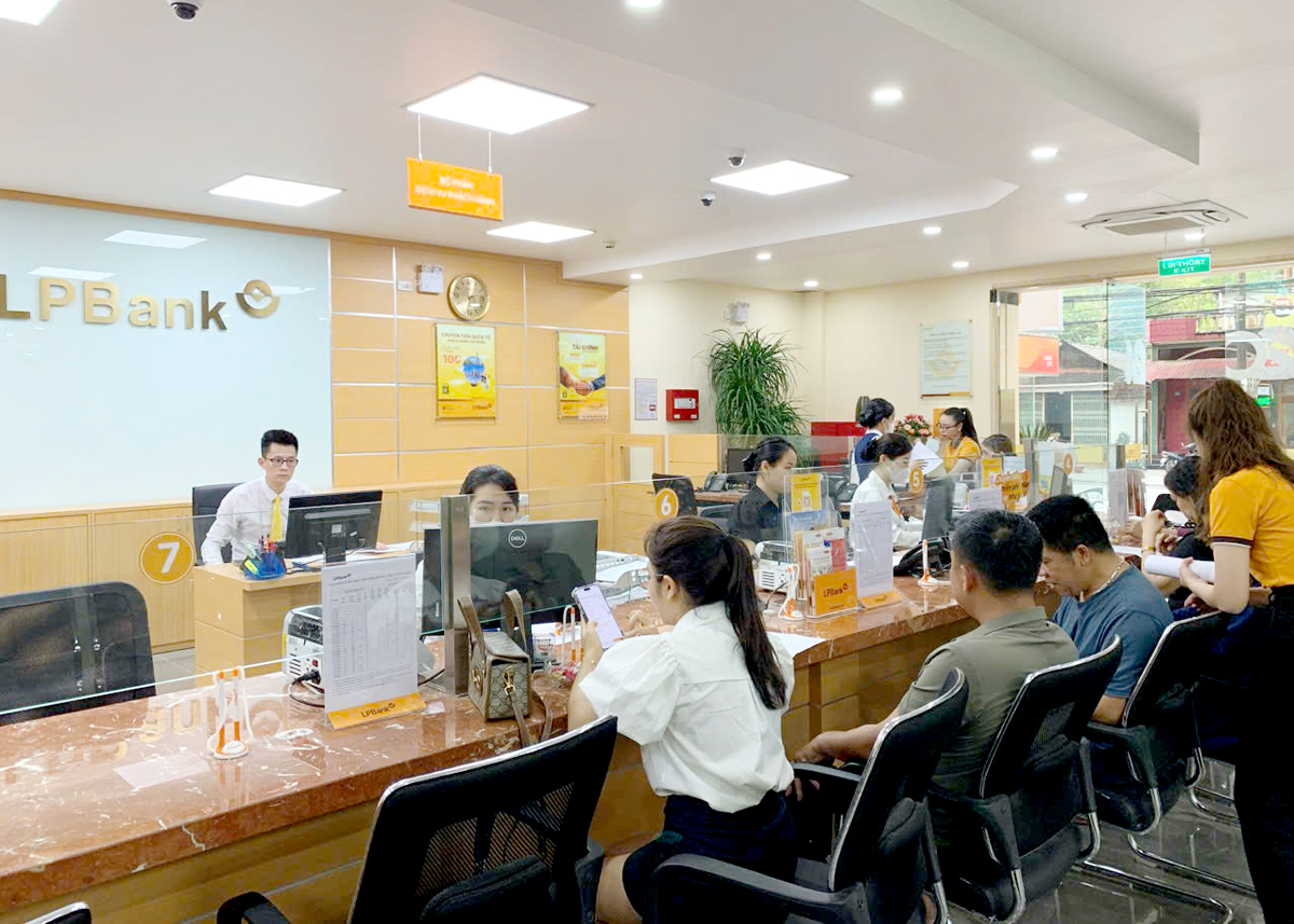 Khách hàng giao dịch tại LPBank chi nhánh Hà Giang