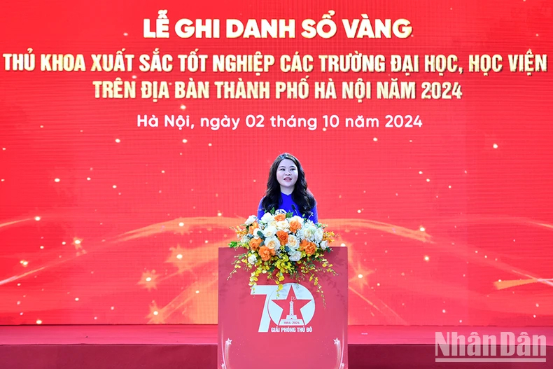 Bí thư Thành đoàn Hà Nội Chu Hồng Minh phát biểu ý kiến tại buổi lễ.