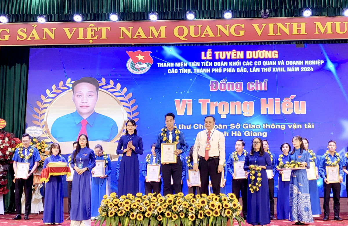 Bí thư Chi đoàn Sở Giao thông vận tải Hà Giang được Ban tổ chức tuyên dương tại buổi lễ