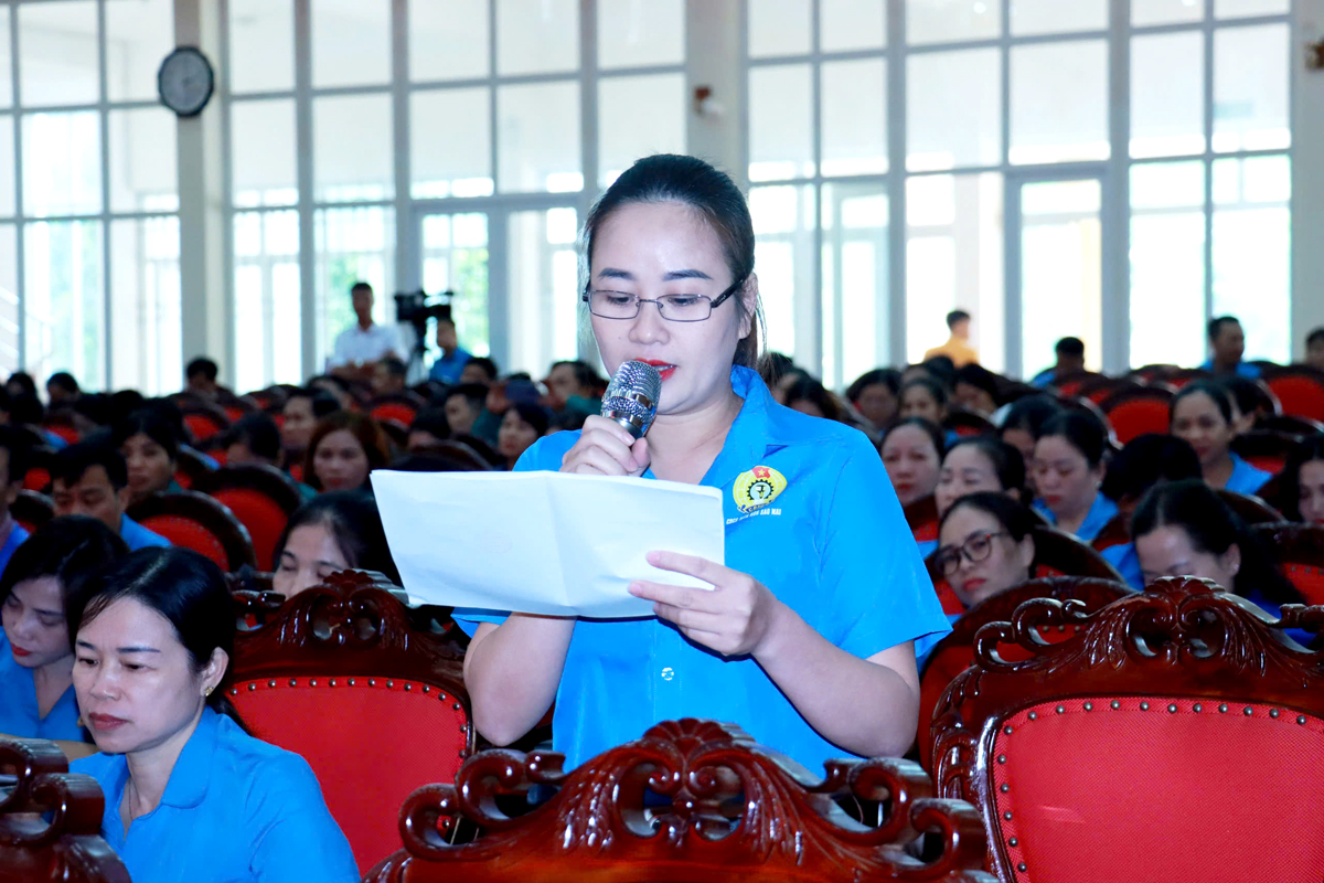 Cử tri Hoàng Thị Hồng, Chủ tịch Công đoàn Trường Mầm non Sao Mai phát biểu ý kiến.