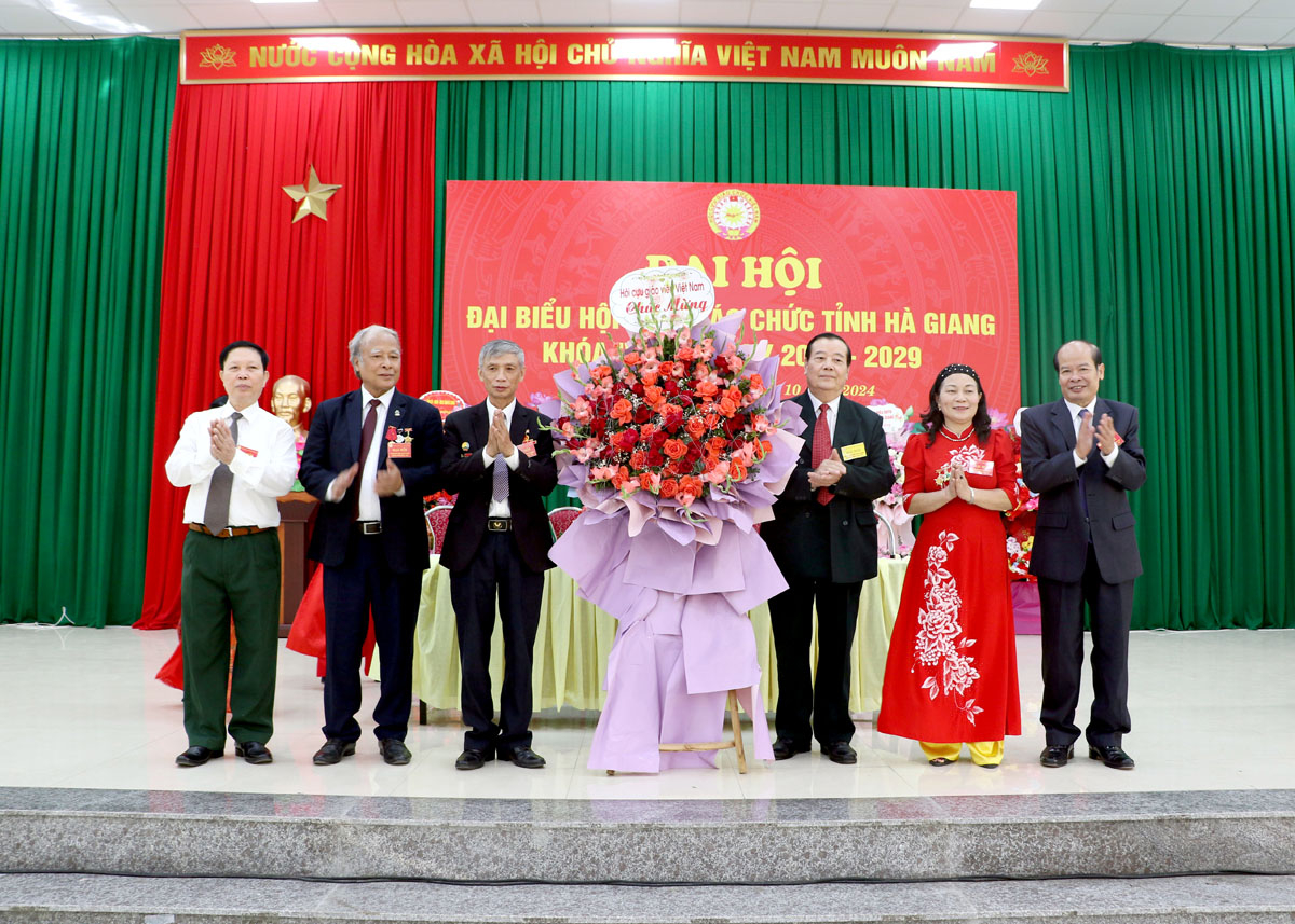 Lãnh đạo T.Ư Hội CGC Việt Nam tặng hoa chúc mừng đại hội.
