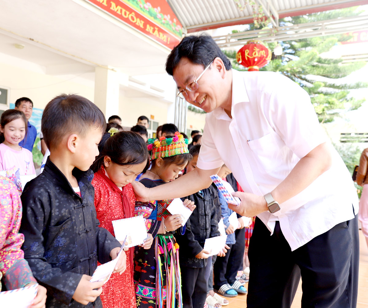 Đồng chí Đào Văn Tuấn tặng quà các em học sinh tại trường PTDT BT Tiểu học xã Lũng Cú (Đồng Văn)
