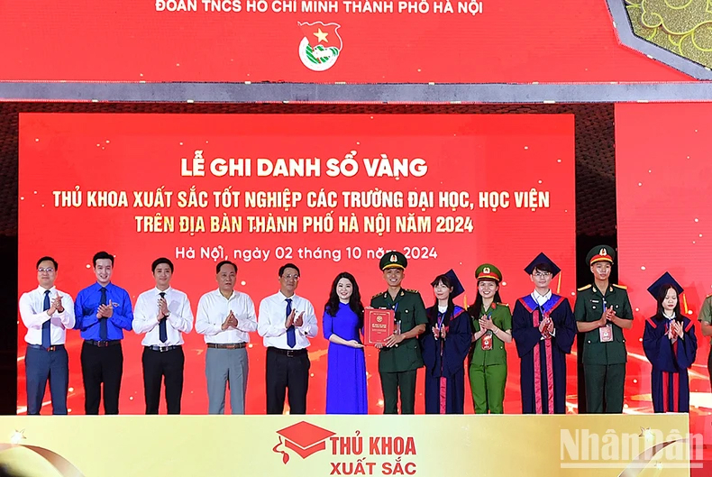 Đồng chí Chu Hồng Minh tiếp nhận sổ vàng ghi danh các thủ khoa xuất sắc năm 2024.