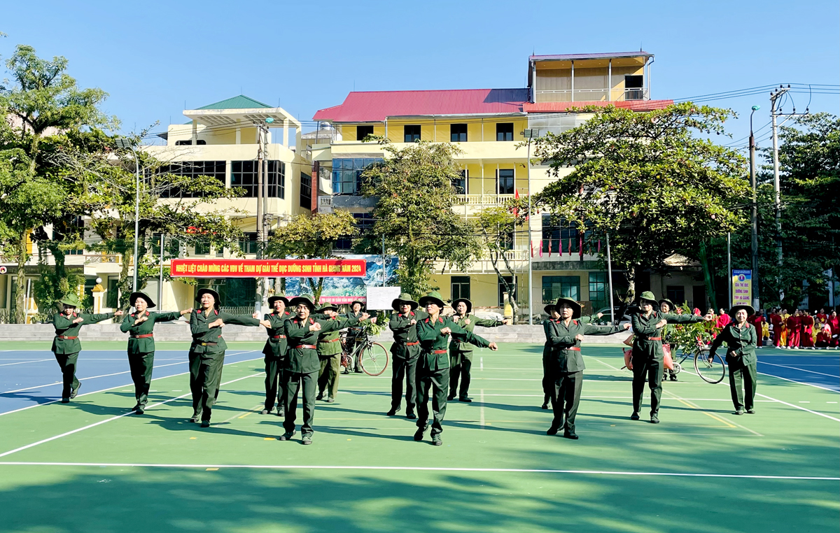 Phần thi của đội thi CLB liên thế hệ phường Nguyễn Trãi.