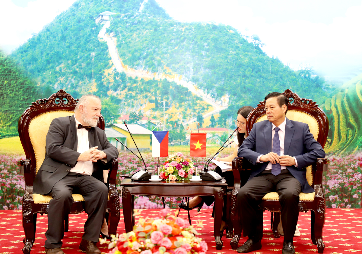 Chairman of Ha Giang Provincial People’s Committee Nguyen Van Sơn and Ambassador Hynek Kmonicek discussfurther cooperation.