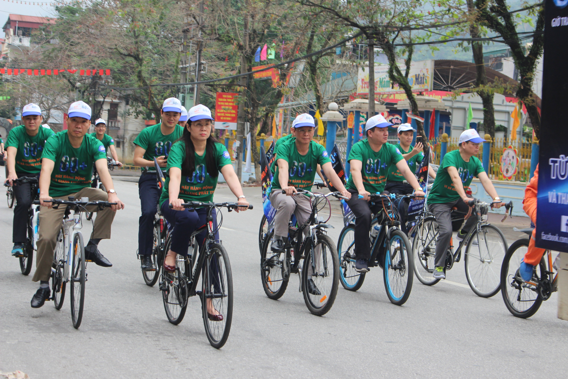 Phó Chủ tịch UBND tỉnh Hà Thị Minh Hạnh cùng các đại biểu đạp xe hưởng ứng chiến dịch Giờ Trái đất.