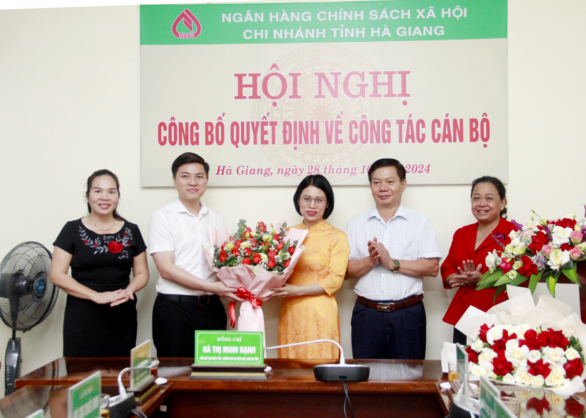 Lãnh đạo các tổ chức Chính trị - Xã hội tỉnh tặng hoa chúc mừng Phó Giám đốc Chi nhánh NHCSXH tỉnh Phạm Thị Hòa.