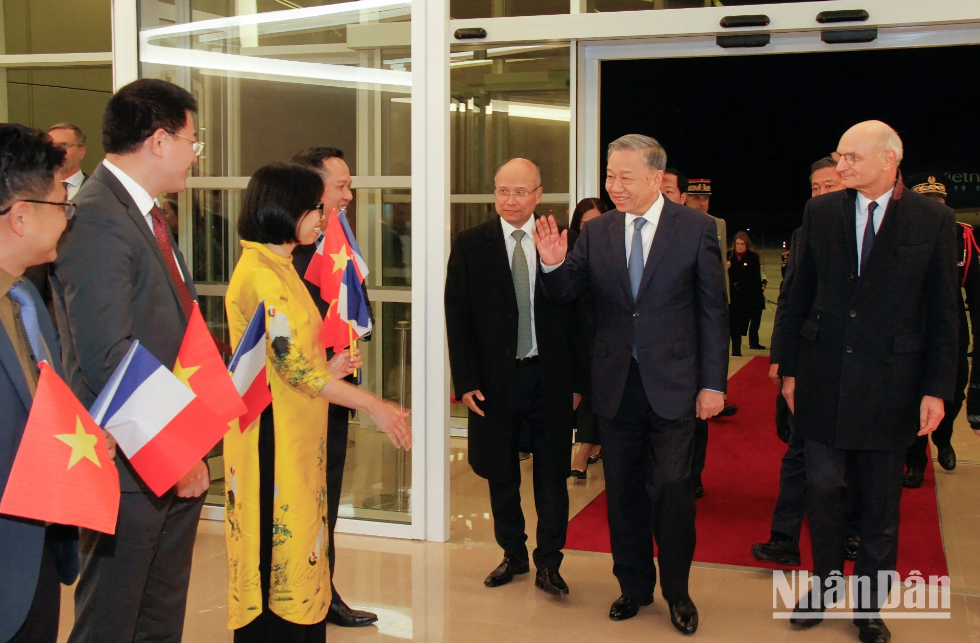 Cán bộ, nhân viên Đại sứ quán và các cơ quan đại diện Việt Nam chào đón Tổng Bí thư, Chủ tịch nước Tô Lâm tại sân bay Orly. 