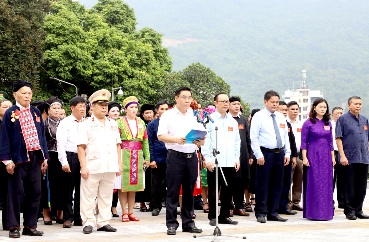 Phó Chủ tịch Thường trực UBND tỉnh Hoàng Gia Long thay mặt đoàn đại biểu báo công với Bác.