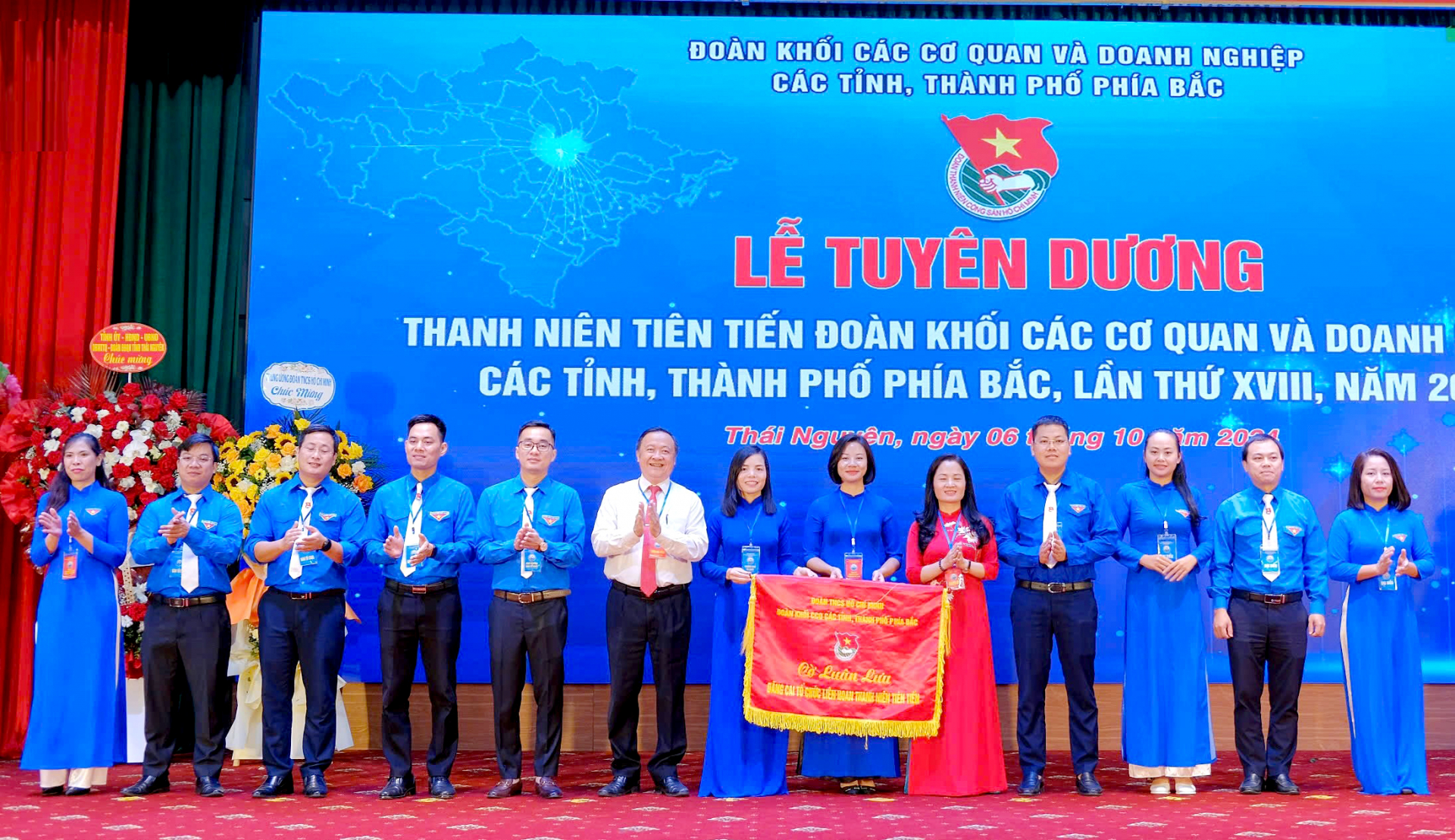 Trao Cờ luân lưu cho Đoàn khối Cơ quan - Doanh nghiệp tỉnh Yên Bái tổ chức năm 2025