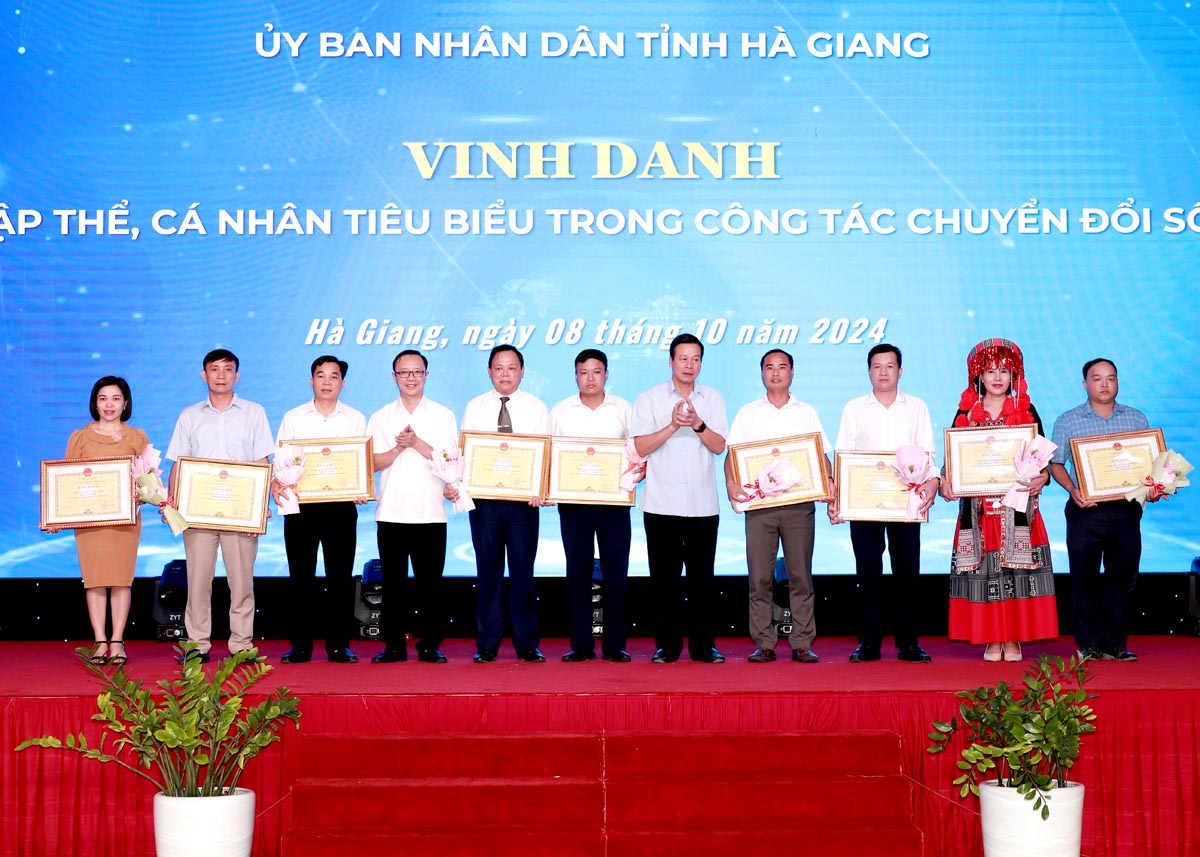 Phó Bí thư Thường trực Tỉnh ủy, Chủ tịch HĐND tỉnh Thào Hồng Sơn và Phó Bí thư Tỉnh uỷ, Chủ tịch UBND tỉnh Nguyễn Văn Sơn tặng Bằng khen của UBND tỉnh cho các tập thể có thành tích xuất sắc về Chuyển đổi số và hoạt động thông tin, tuyên truyền lan toả hình ảnh Hà Giang.