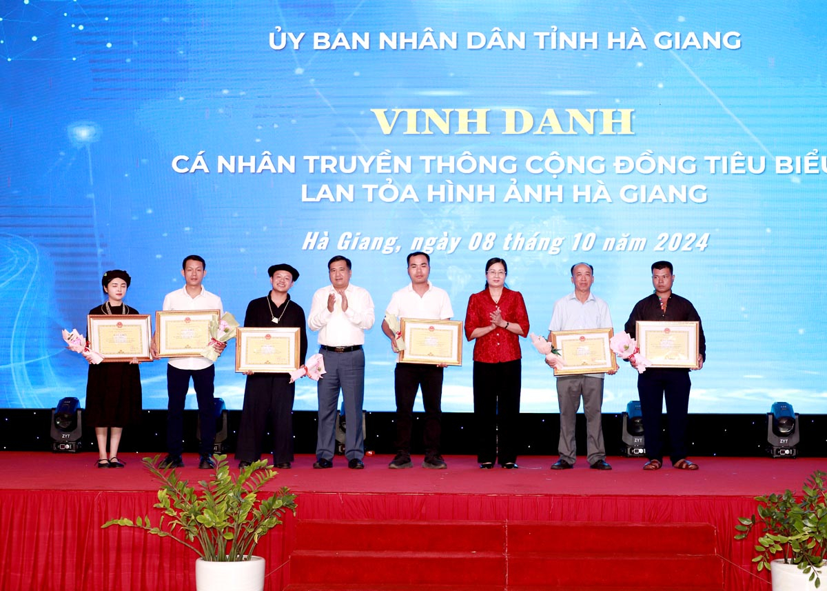 Phó Chủ tịch Thường trực HĐND tỉnh Hầu Minh Lợi; Phó Chủ tịch UBND tỉnh Hà Thị Minh Hạnh trao Bằng khen của Chủ tịch UBND tỉnh cho các cá nhân có thành tích trong truyền thông cộng đồng.