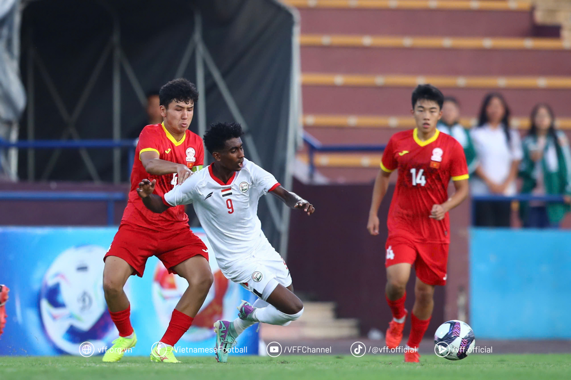 U17 Yemen (trắng) giành trọn 3 điểm trước U17 Kyrgyzstan để tiếp tục dẫn đầu cuộc đua ở bảng I