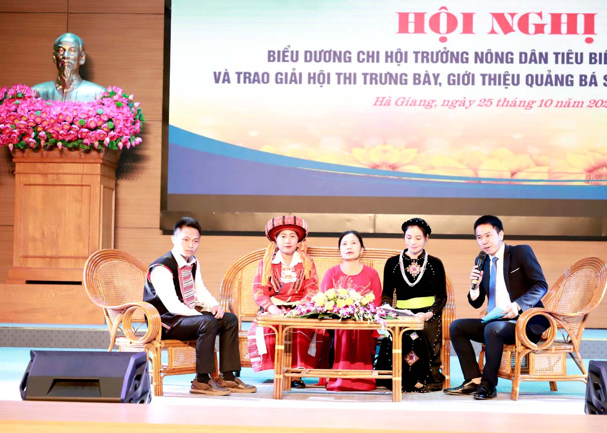 Giao lưu với các chi hội trưởng nông dân tiêu biểu tại hội nghị.