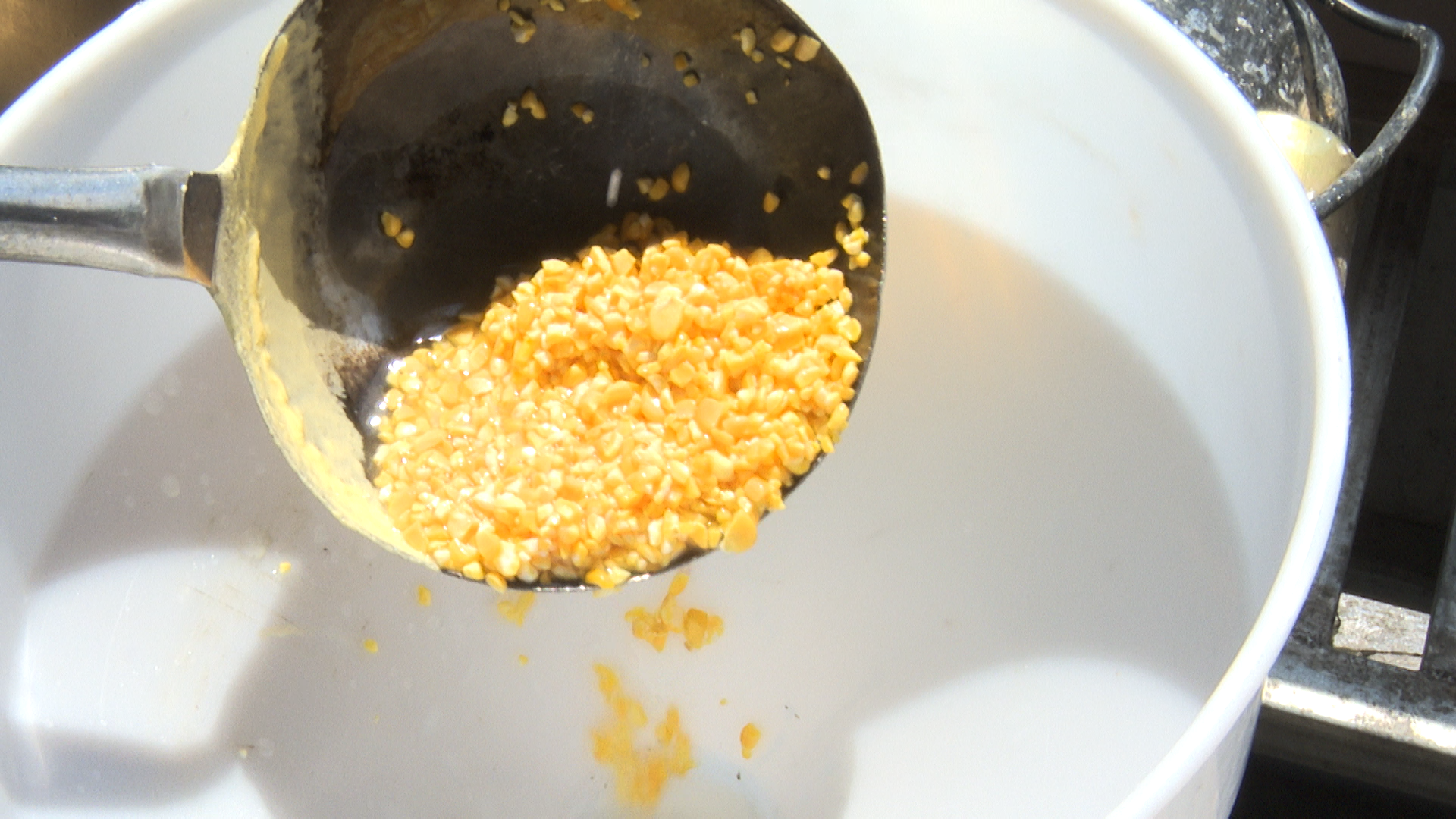 Preparing Pho Ngo requires a meticulous and thorough process. The corn must be small, short, and rich in starch with a pleasantly sweet fragrance.