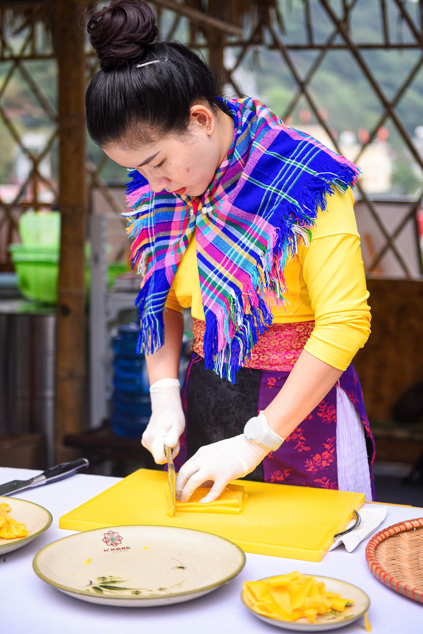 Once dried, the corn sheets are taken down and cut into thin, yellowish noodles like young, milk-filled corn kernels.