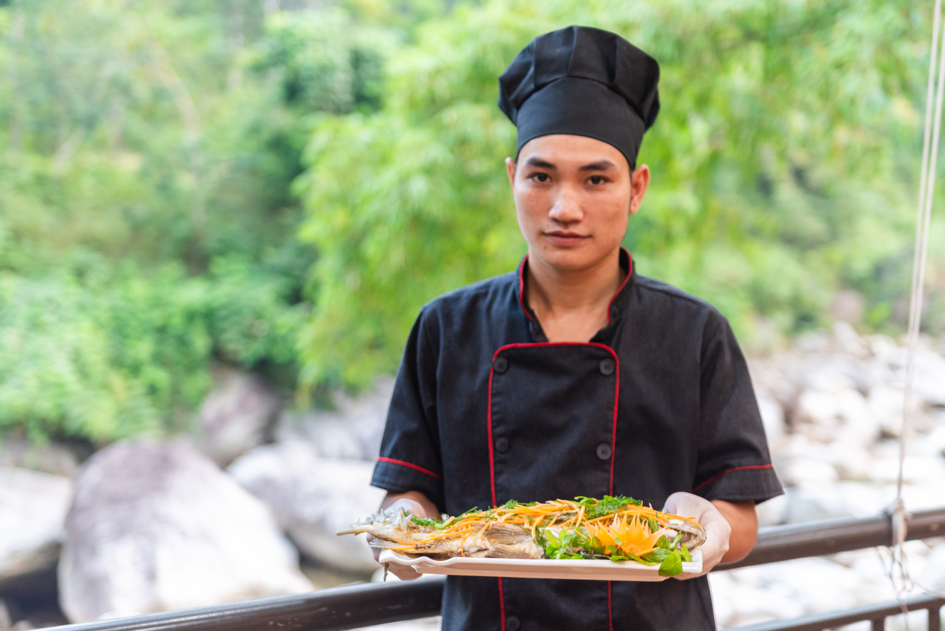 Bong fish salad is a favourite dish thanks to its fresh flavour and unique preparation method. The fresh Bong fish is cleaned and thinly sliced, and the fresh flavour of the fish meat is preserved.