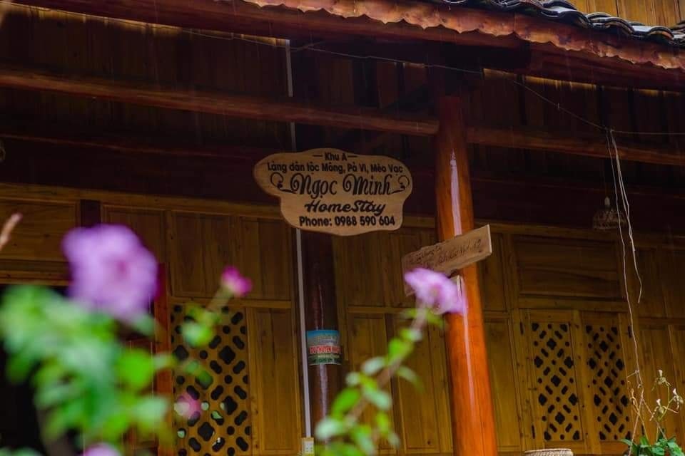 The architecture of the houses in the village is of the Mong people, made of earthen walls, wooden pillars and beams, and two-story yin-yang tiled roofs.