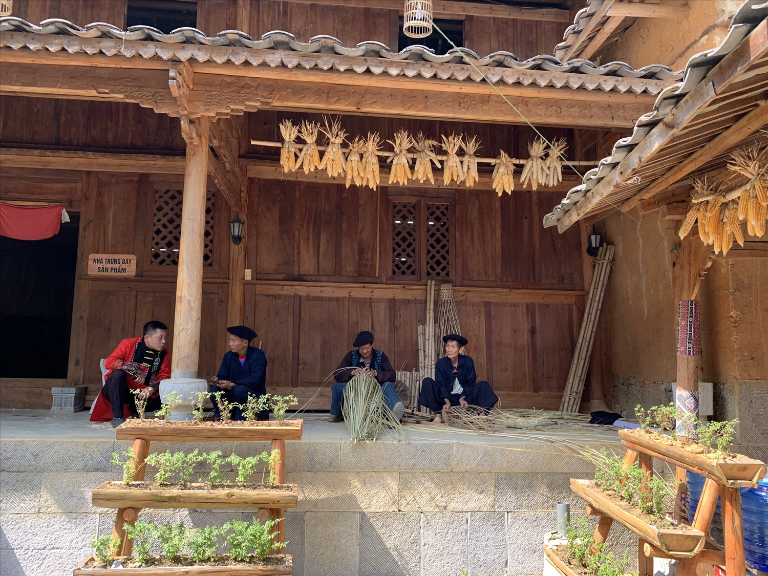 Here, visitors can also experience linen weaving, brocade embroidery, winemaking and knitting. Staying at the cultural village will surely satisfy visitors. 