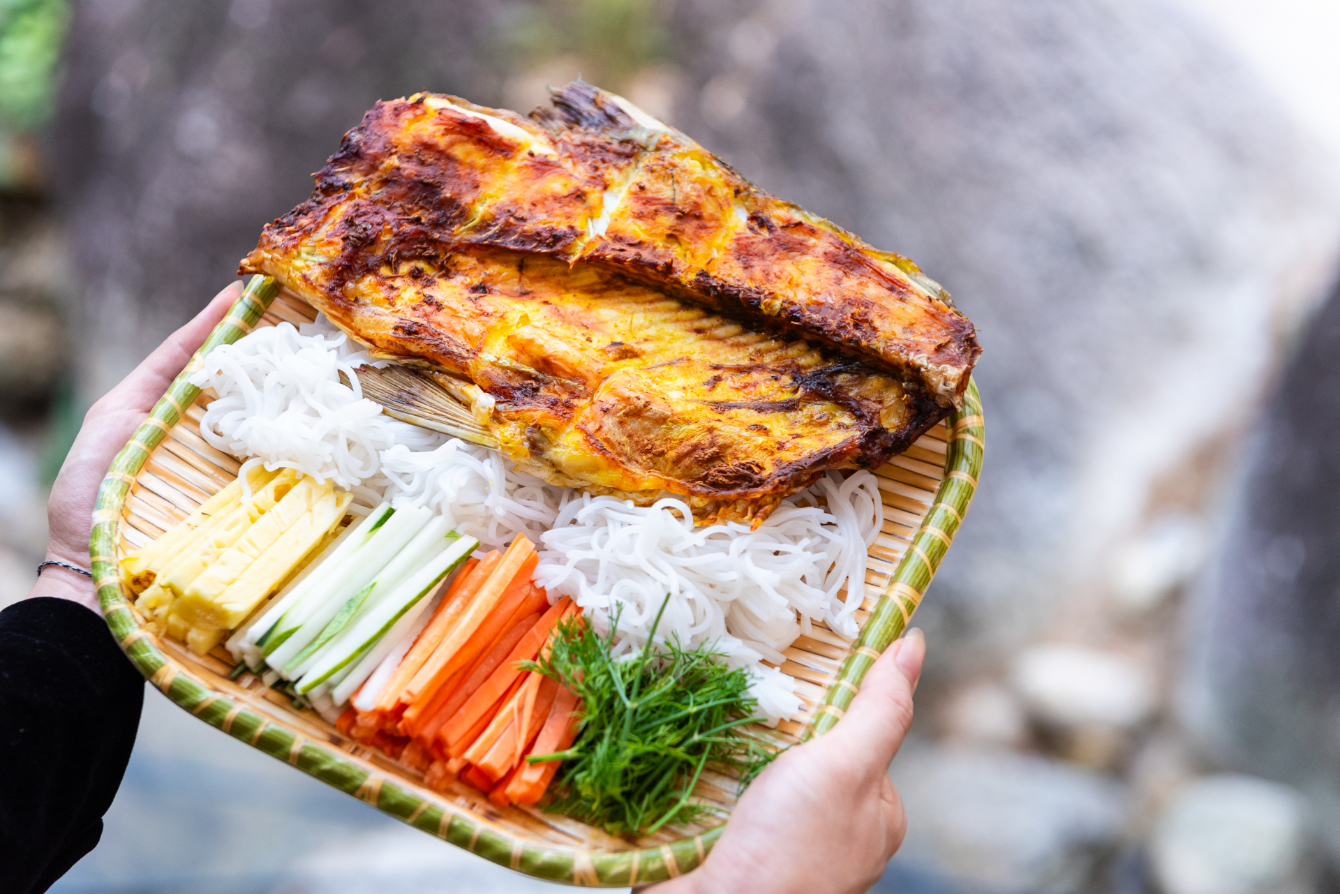 Grilled Bong fish is often served with rice paper rolls with vermicelli and vegetables, fruits and specially mixed dipping sauce, creating a blend of crispness and sweet aroma.