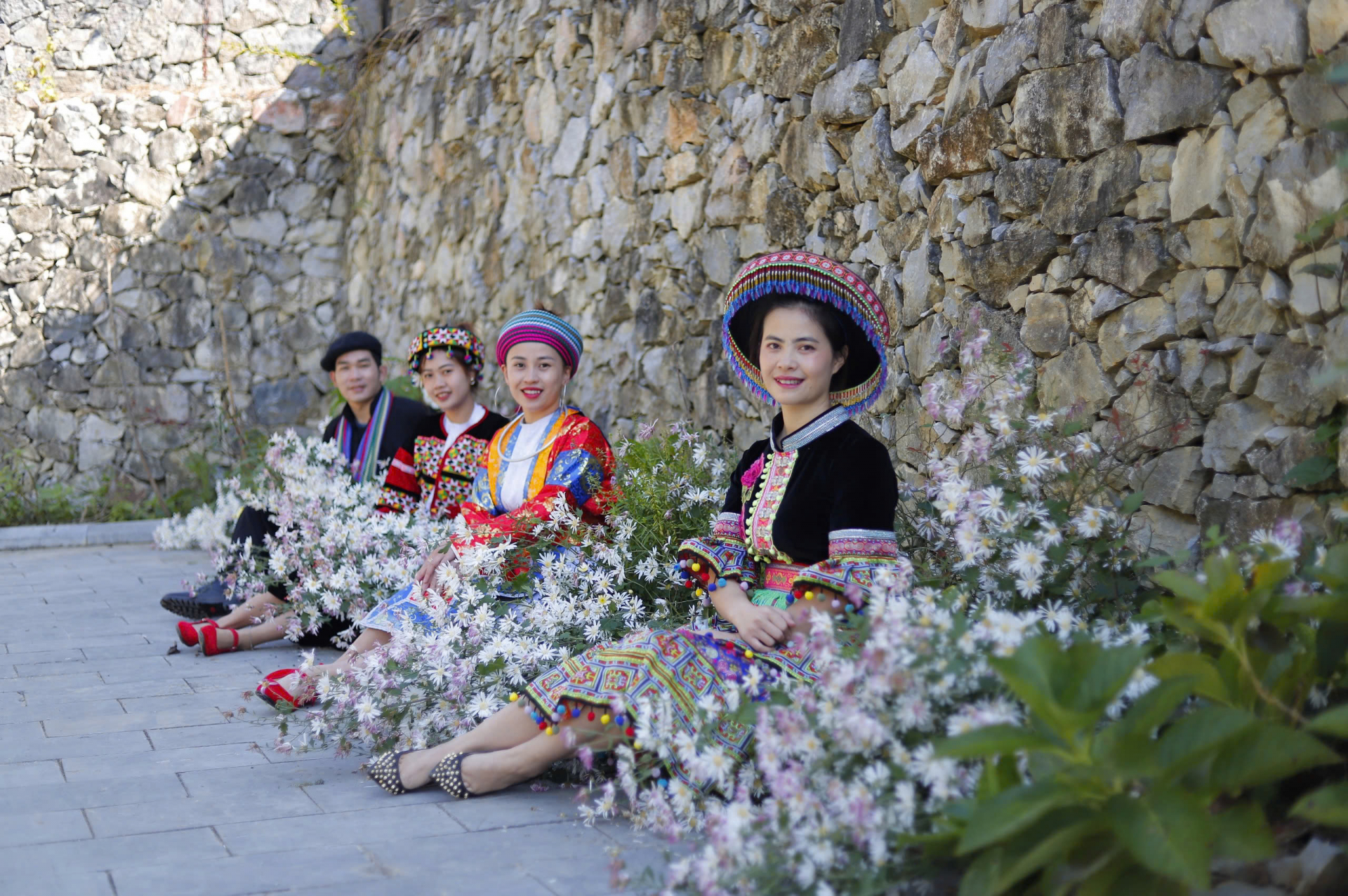 The village has a playground used as a place for traditional cultural and artistic performances during holidays and Tet.