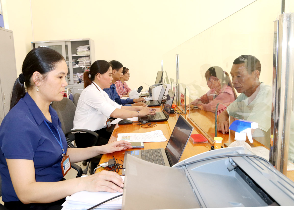 Officials at the single-window unit of Tan Lap Commune (Bac Quang District) handle administrative procedures.