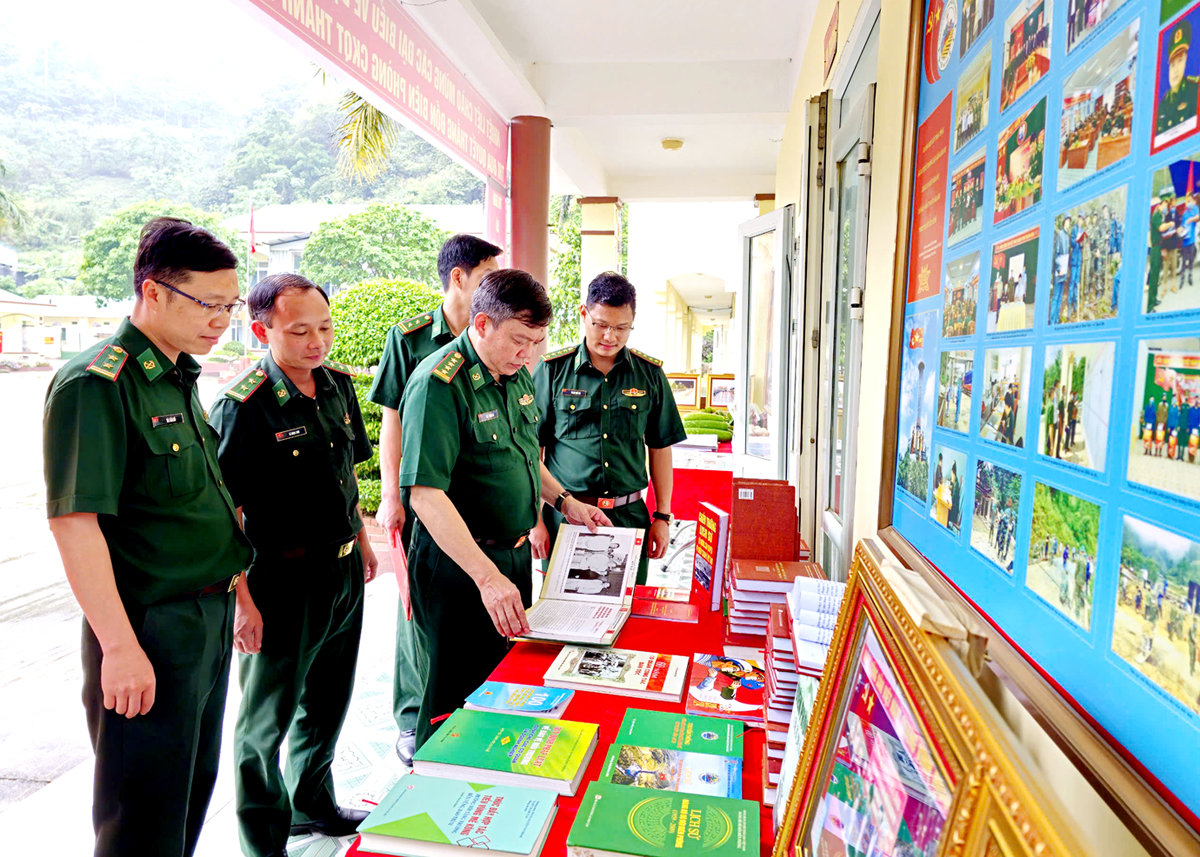 Đại tá Đào Hồng Hà, Bí thư Đảng ủy, Chính ủy BĐBP tỉnh và các đại biểu tham quan gian trưng bày mô hình, sáng kiến, giải pháp, sản phẩm tại Hội nghị tổng kết phong trào thi đua quyết thắng Đồn Biên phòng cửa khẩu quốc tế Thanh Thủy (Vị Xuyên).		Ảnh: CTV
