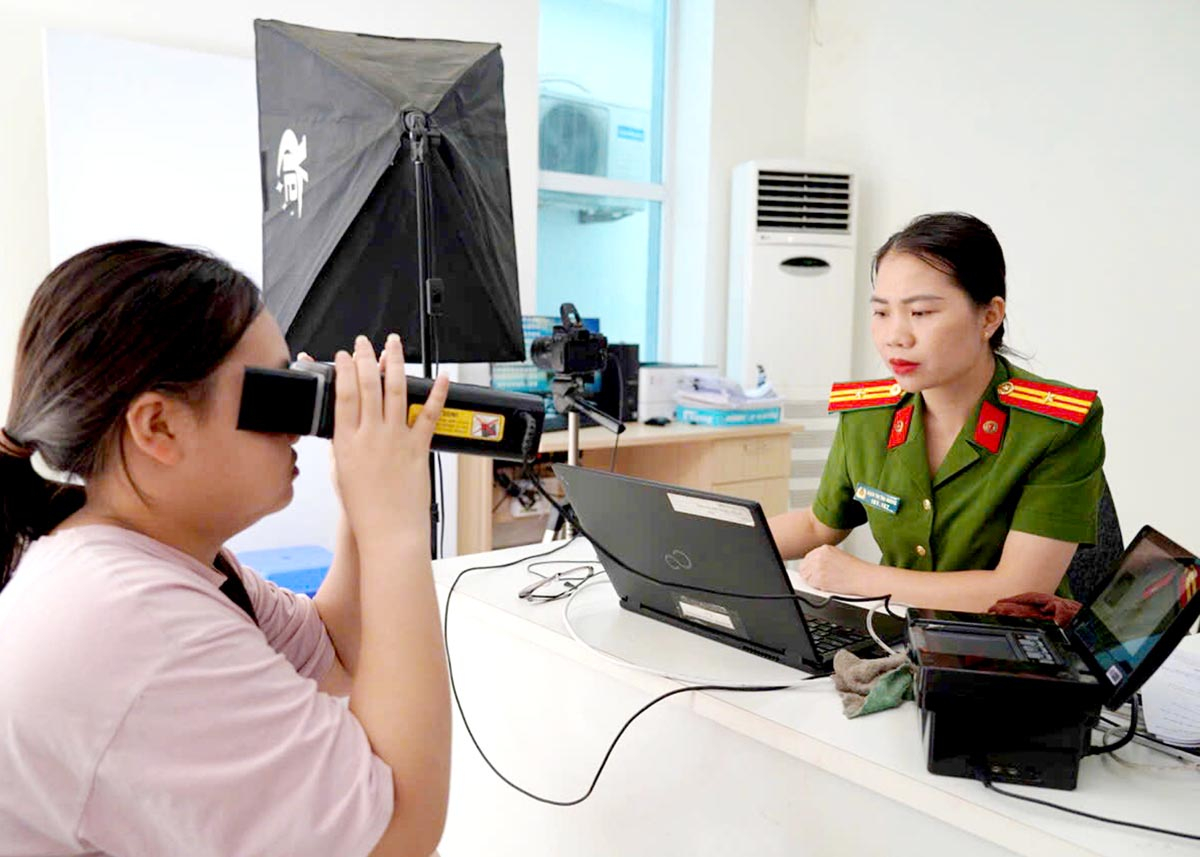 Công an thành phố Hà Giang làm thẻ Căn cước cho trẻ em.
