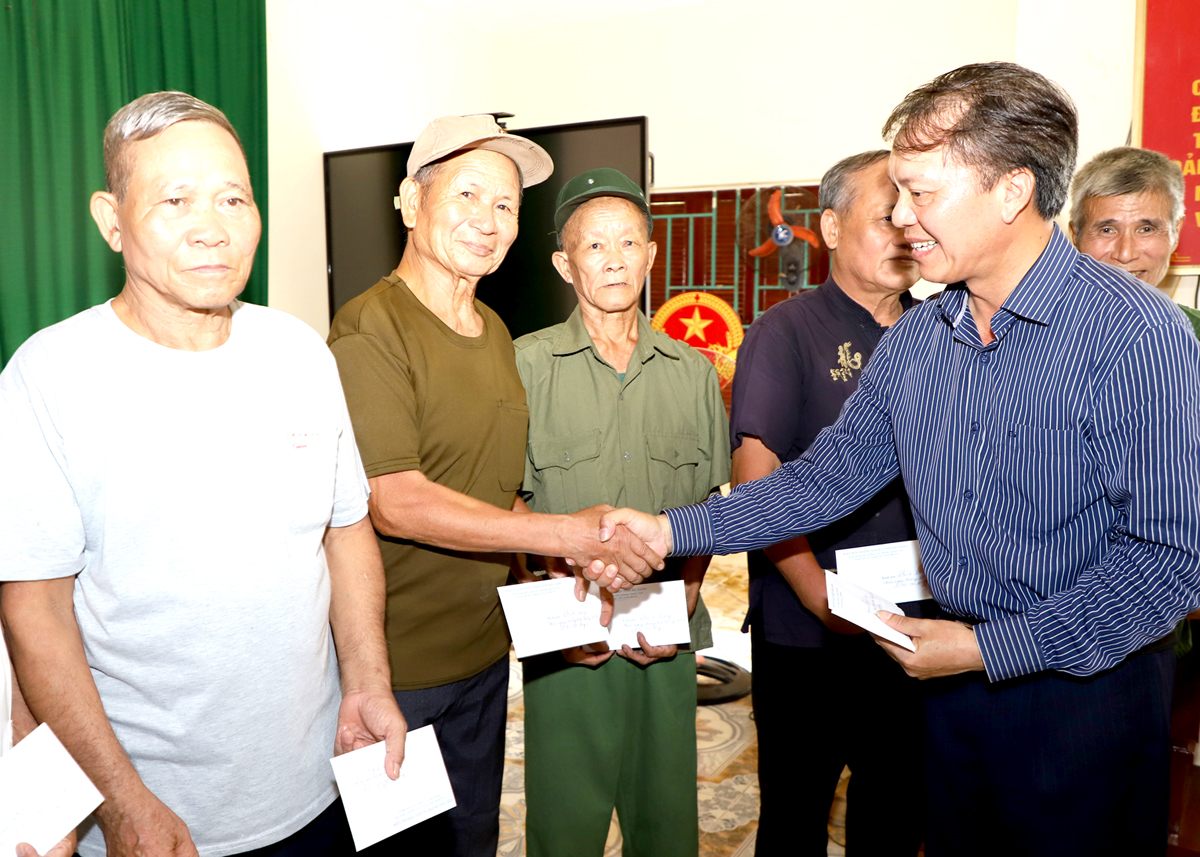 Lãnh đạo Hiệp hội Doanh nghiệp tỉnh tặng quà các gia đình chính sách huyện Vị Xuyên.                                         Ảnh: Văn Nghị