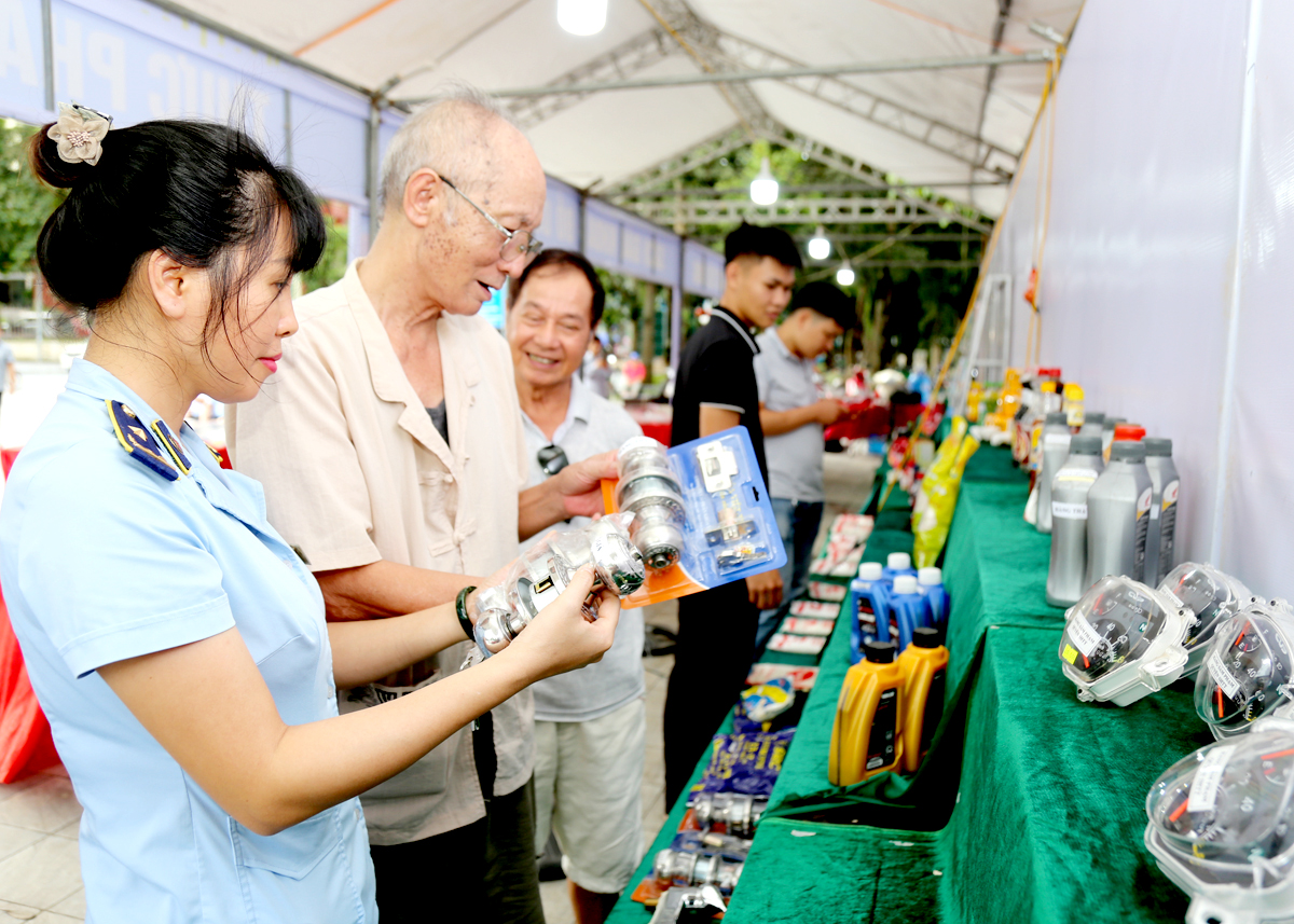  Cục Quản lý thị trường tỉnh mở gian hàng trưng bày nhận diện hàng thật, hàng giả tại thành phố Hà Giang.