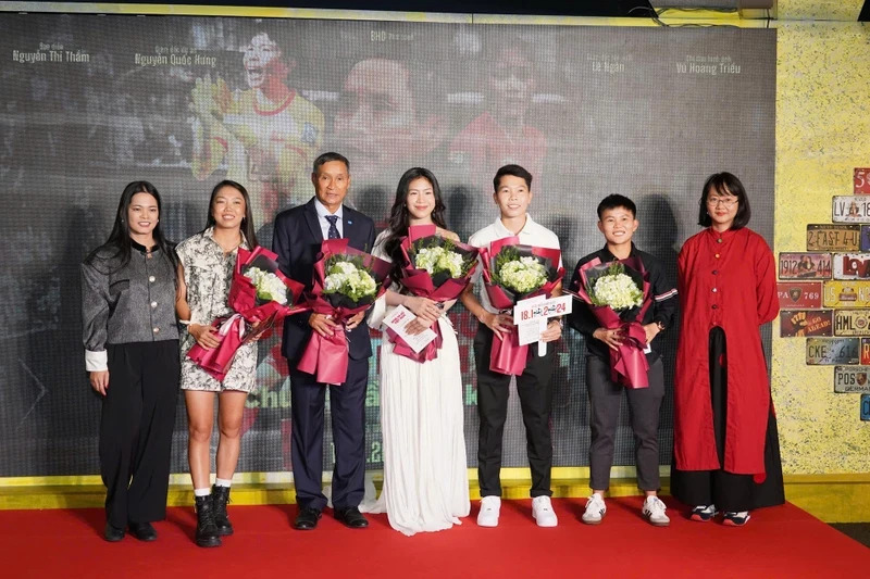 Representatives from the Vietnam Women’s Football teams and director Nguyen Thi Tham at the film premiere.