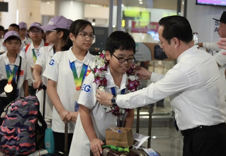 Director of the Hanoi Department of Education and Training Tran The Cuong welcomes the Vietnamese team returning from the 21st IMSO.