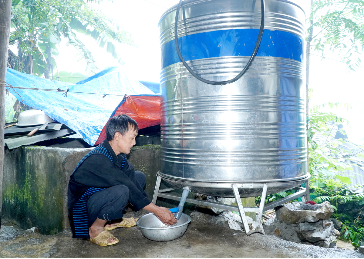 Nhiều hộ dân huyện Mèo Vạc được hỗ trợ bồn chứa nước.