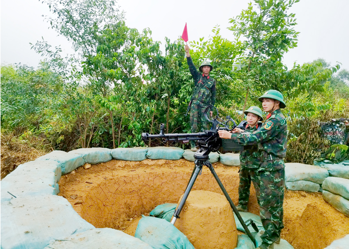 Khẩu đội 12,7mm sẵn sàng tiêu diệt mục tiêu trong diễn tập khu vực phòng thủ tỉnh.