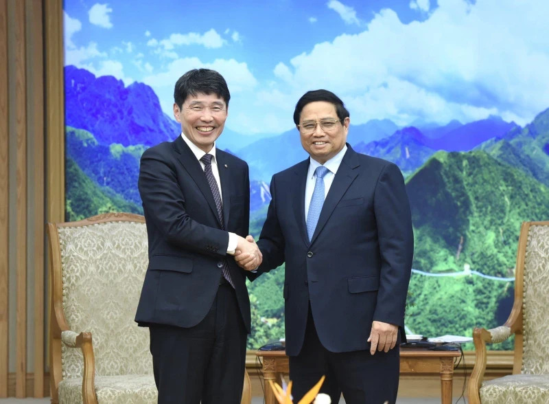 Prime Minister Pham Minh Chinh and Governor of Gunma prefecture Yamamoto Ichita. 