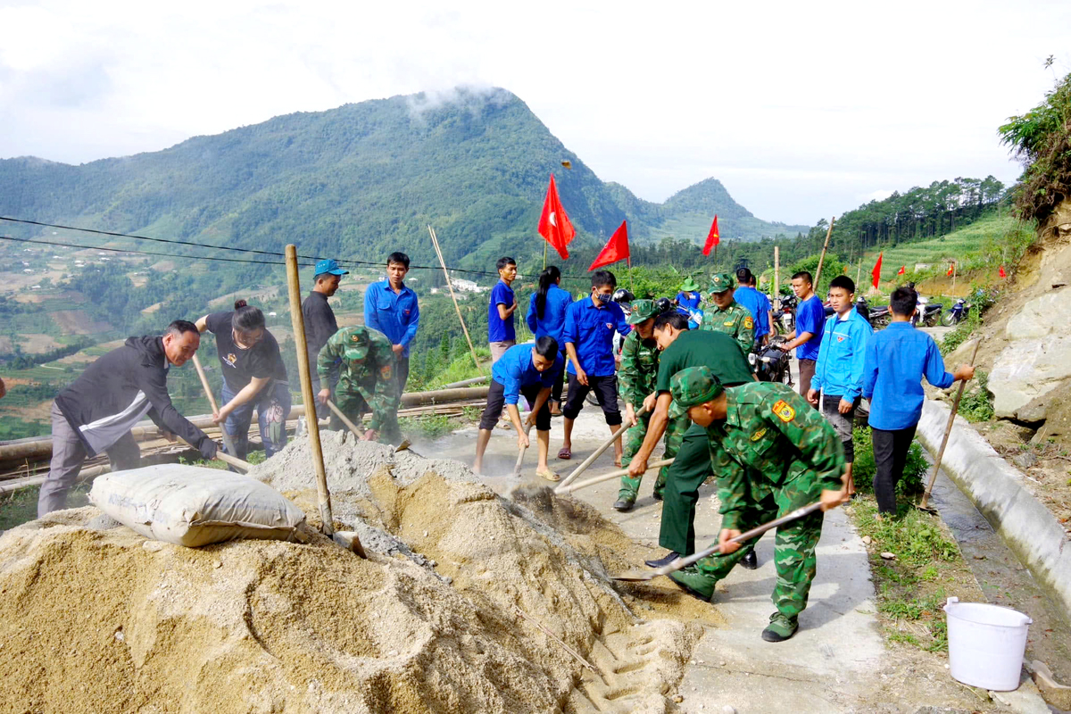 Cán bộ, chiến sỹ Đồn Biên phòng Thàng Tín và các lực lượng giúp đỡ gia đình ông Thèn Văn Cường, thôn Cao Sơn Hạ, xã Pố Lồ đổ đường bê tông.