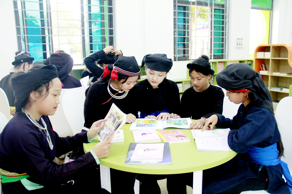 Pupils at Bang Lang Secondary School (Quang Binh District) learn about gender and the consequences of child marriage.